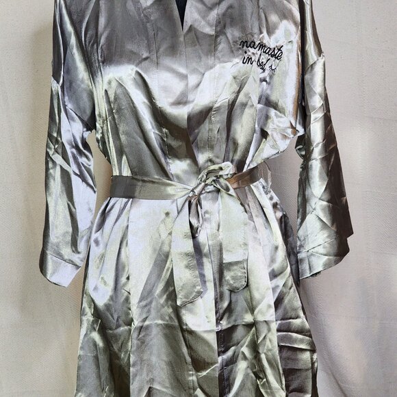 Robe N Hood Grey Silver Poly Namaste In Bed Motif Mid Sleeve Robe w/Belt Sz OSFM - Picture 4 of 16